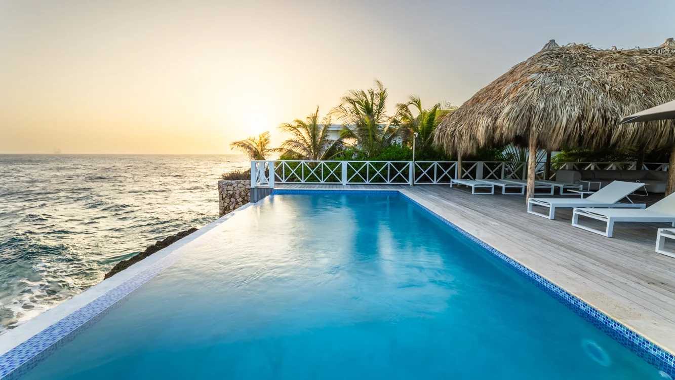 Villa Trankilo - infinitypool bij zonsondergang