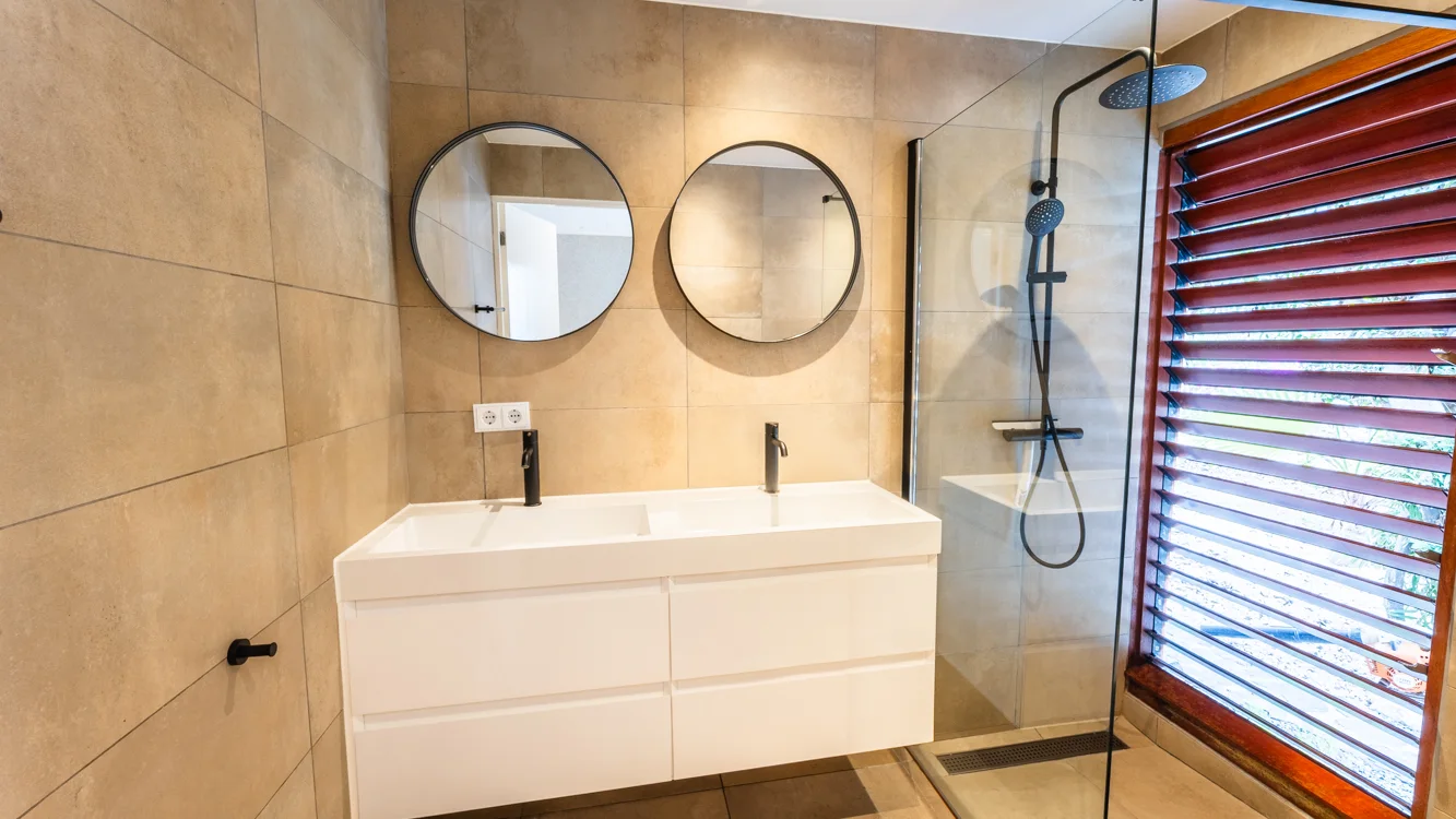 Villa Trankilo - badkamer met ronde spiegels