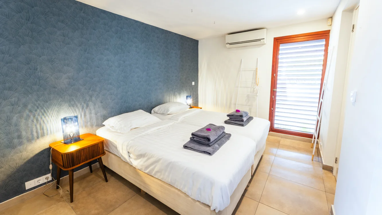 Villa Trankilo - slaapkamer met blauwe accentmuur