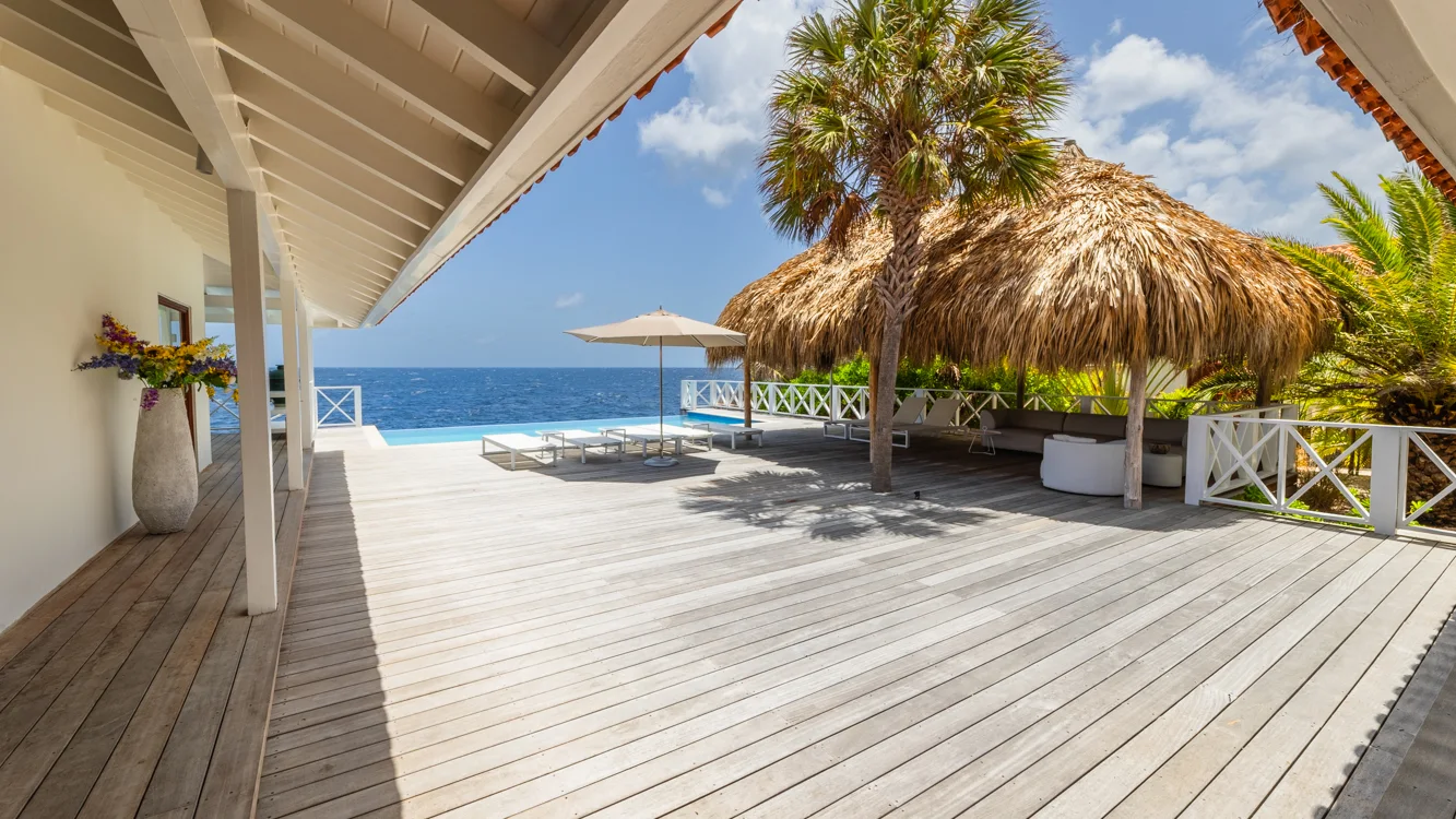 Villa Trankilo - pooldeck met palapa