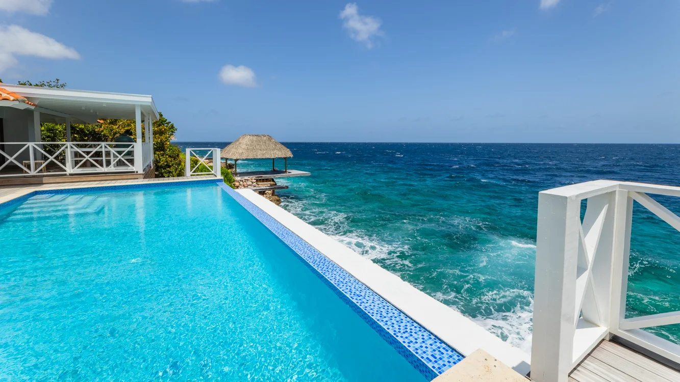 Villa Trankilo - infinitypool boven de Caribische Zee