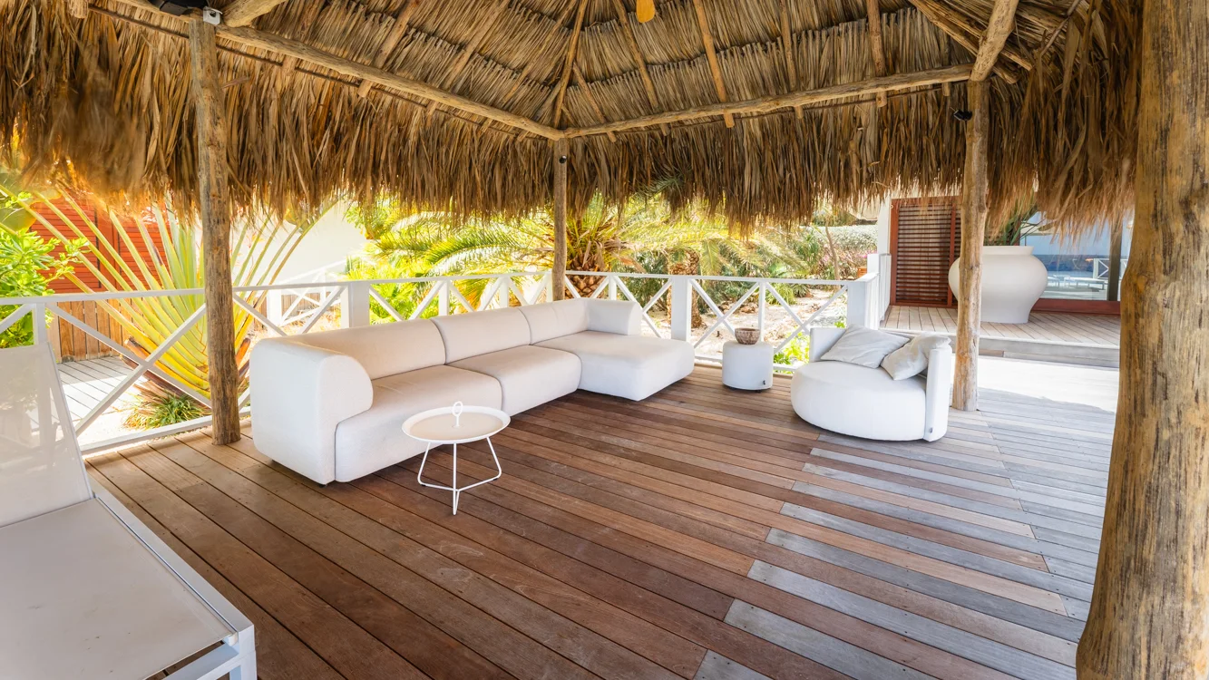 Villa Trankilo - loungehoek onder de palapa