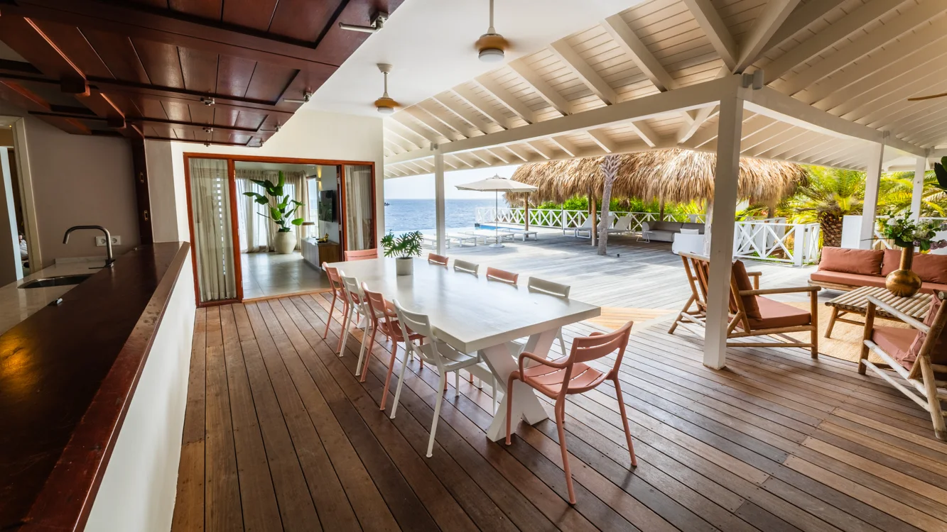 Villa Trankilo - eethoek aan de veranda