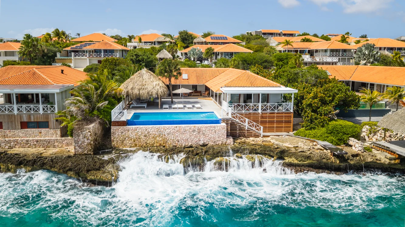 Villa en kust vanuit de lucht