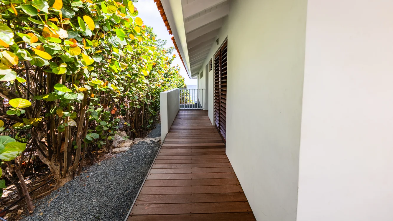 Villa Trankilo - zijpad langs de villa