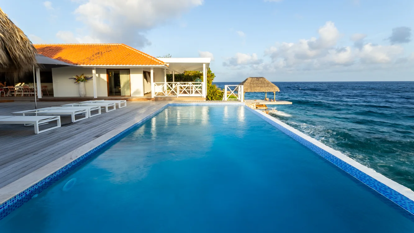 Villa Trankilo - zwembad met villa en palapa