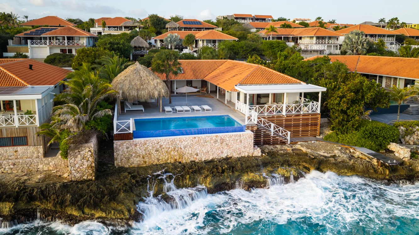 Villa Trankilo - villa aan de rotskust vanuit de lucht