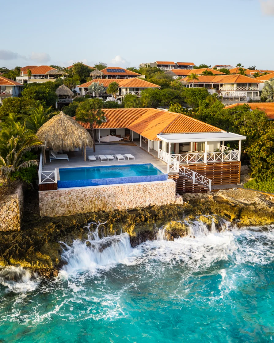 Villa Trankilo - luchtfoto van zwembad en palapa