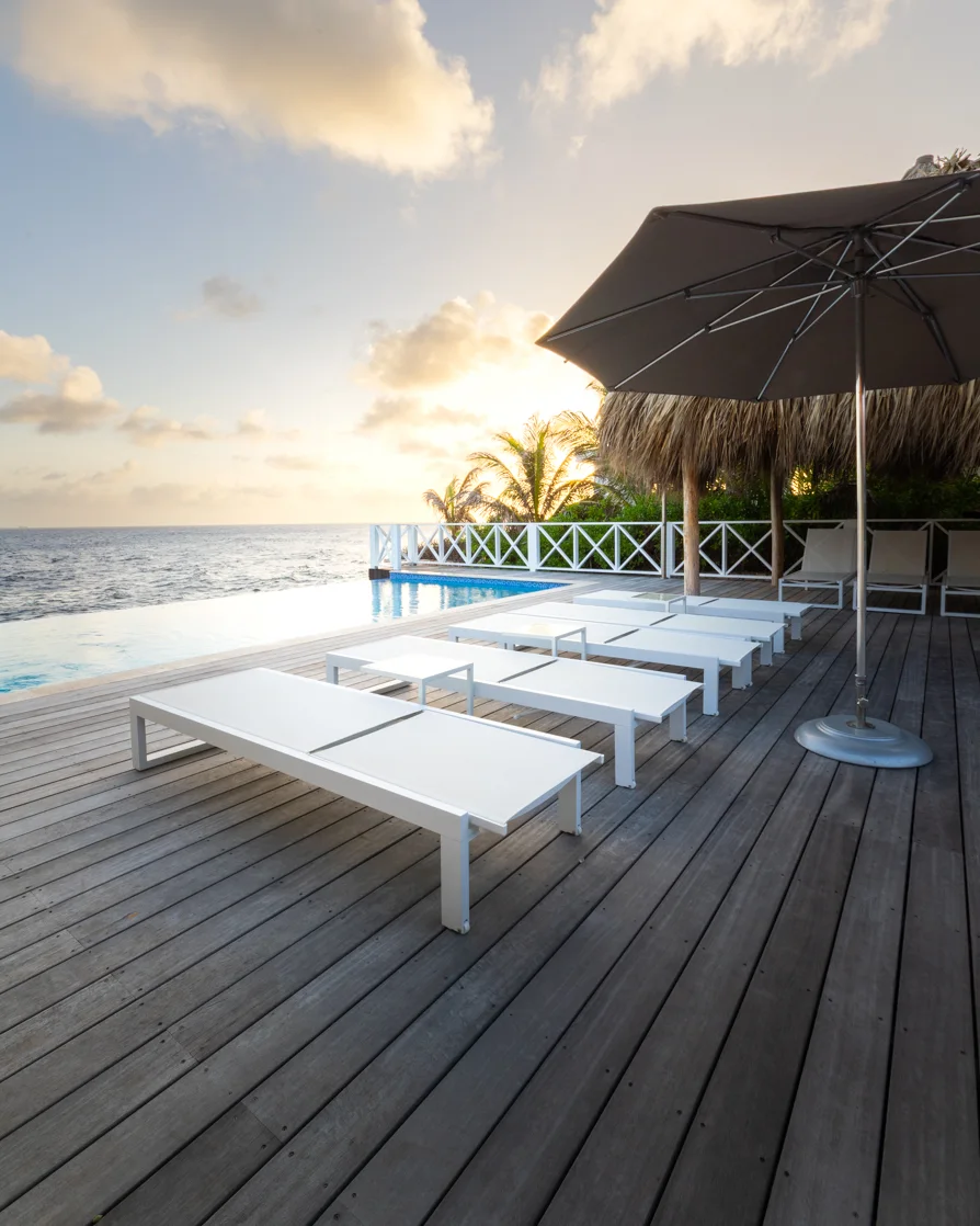 Pooldeck tijdens zonsondergang
